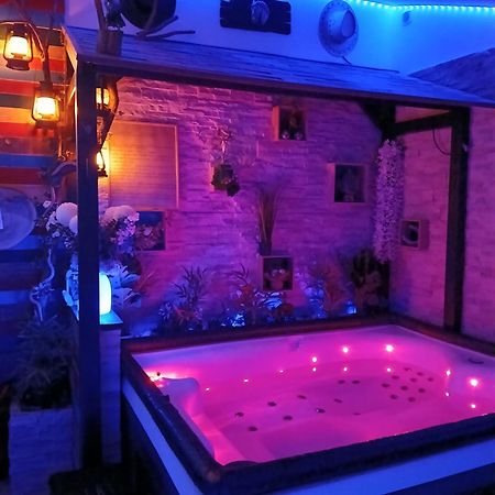 L'Histoire De L'Ouest , Jacuzzi Appartement 多勒 外观 照片