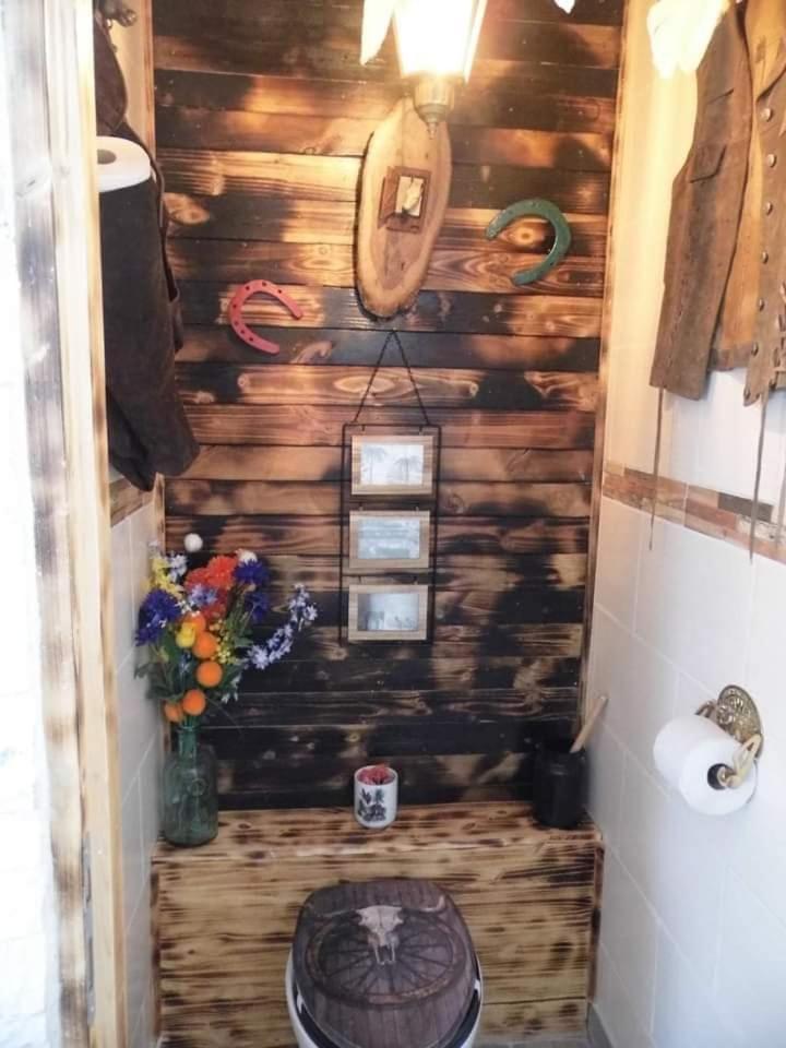 L'Histoire De L'Ouest , Jacuzzi Appartement 多勒 外观 照片