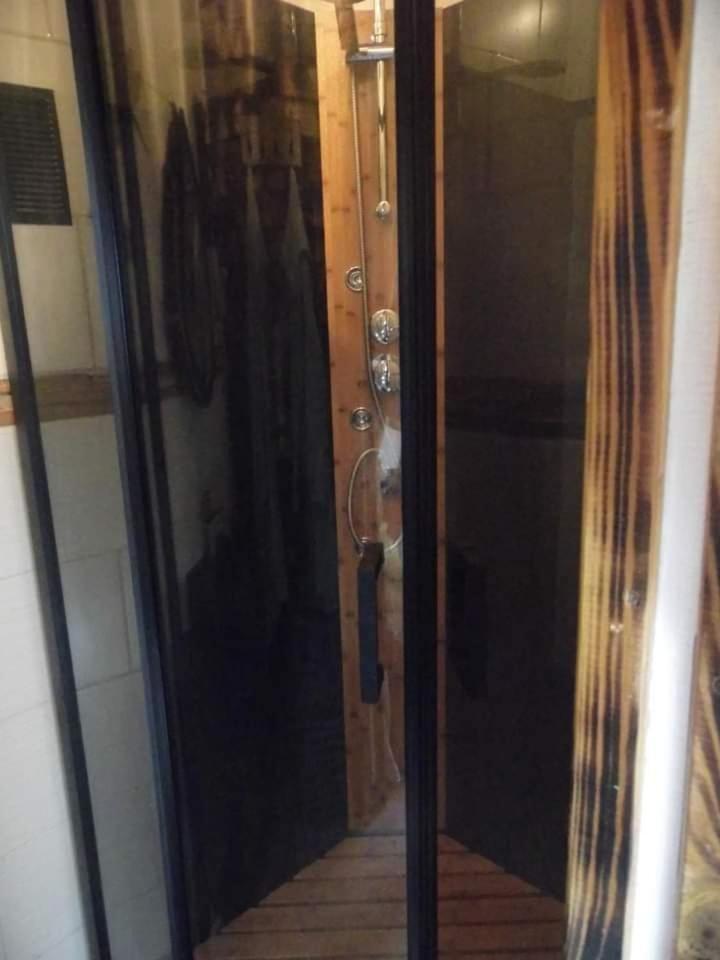 L'Histoire De L'Ouest , Jacuzzi Appartement 多勒 外观 照片