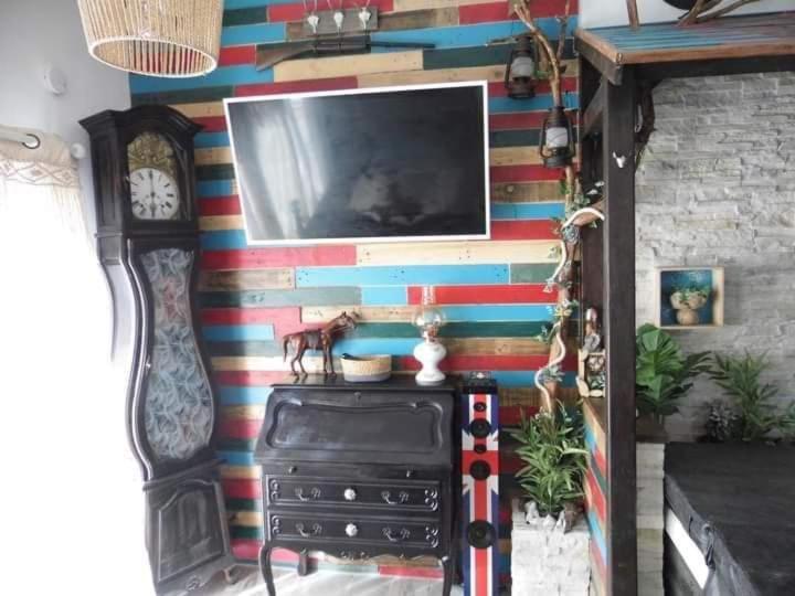 L'Histoire De L'Ouest , Jacuzzi Appartement 多勒 外观 照片