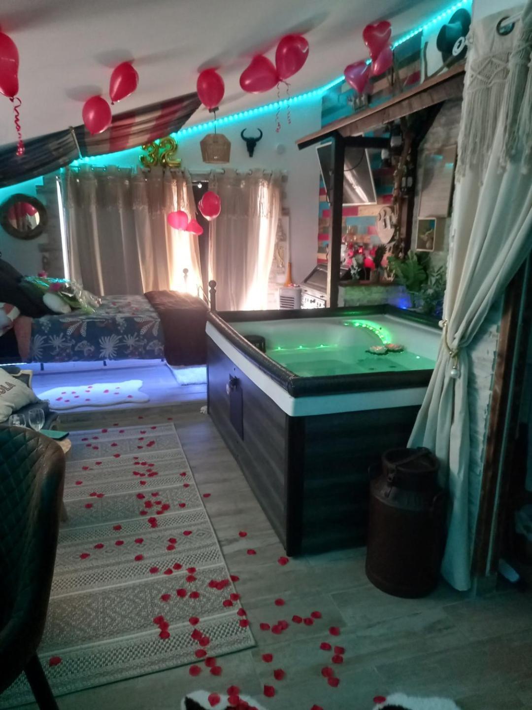 L'Histoire De L'Ouest , Jacuzzi Appartement 多勒 外观 照片