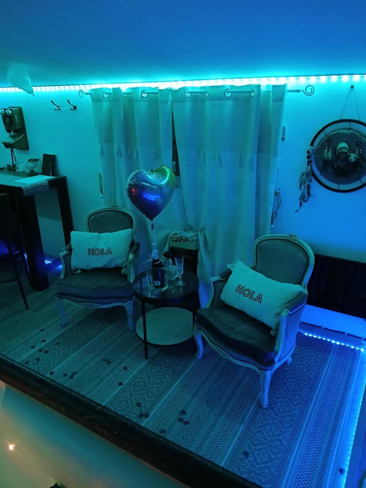 L'Histoire De L'Ouest , Jacuzzi Appartement 多勒 外观 照片