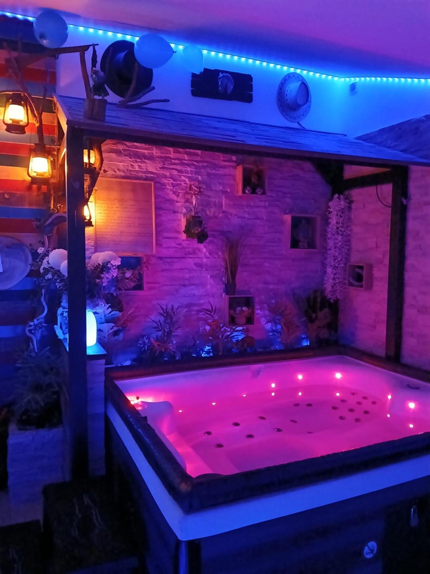 L'Histoire De L'Ouest , Jacuzzi Appartement 多勒 外观 照片